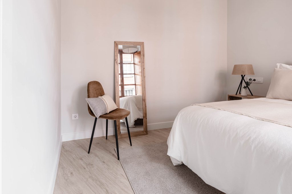 La magia de los espejos: cómo utilizarlos para ampliar visualmente tu hogar